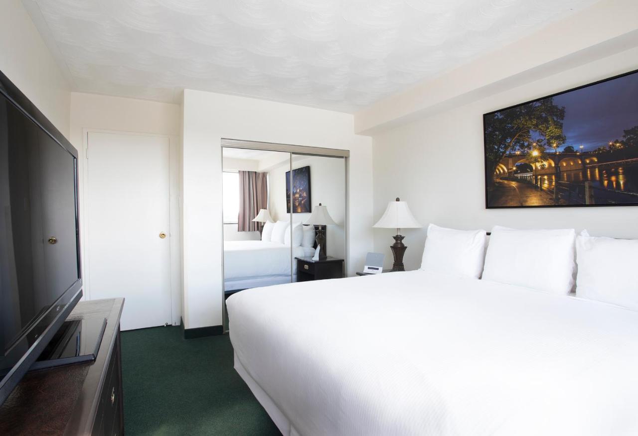 Superior One-Bedroom Suite, 1 King/Queen Bed, 1 Queen Sofa Bed